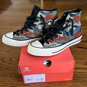 NIB Hybrid camo chuck 70